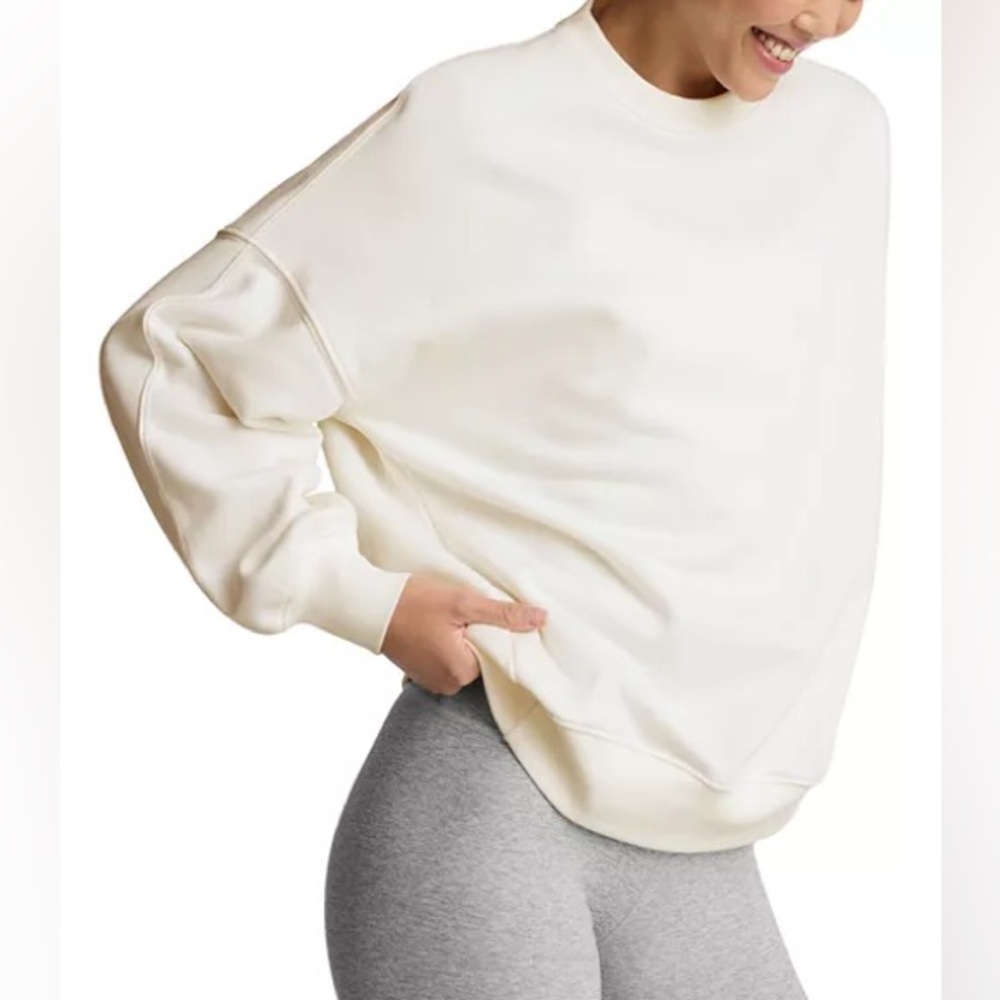 NWT Beyond Yoga Solstice Crewneck Sweatshirt in Fresh Snow. Size M